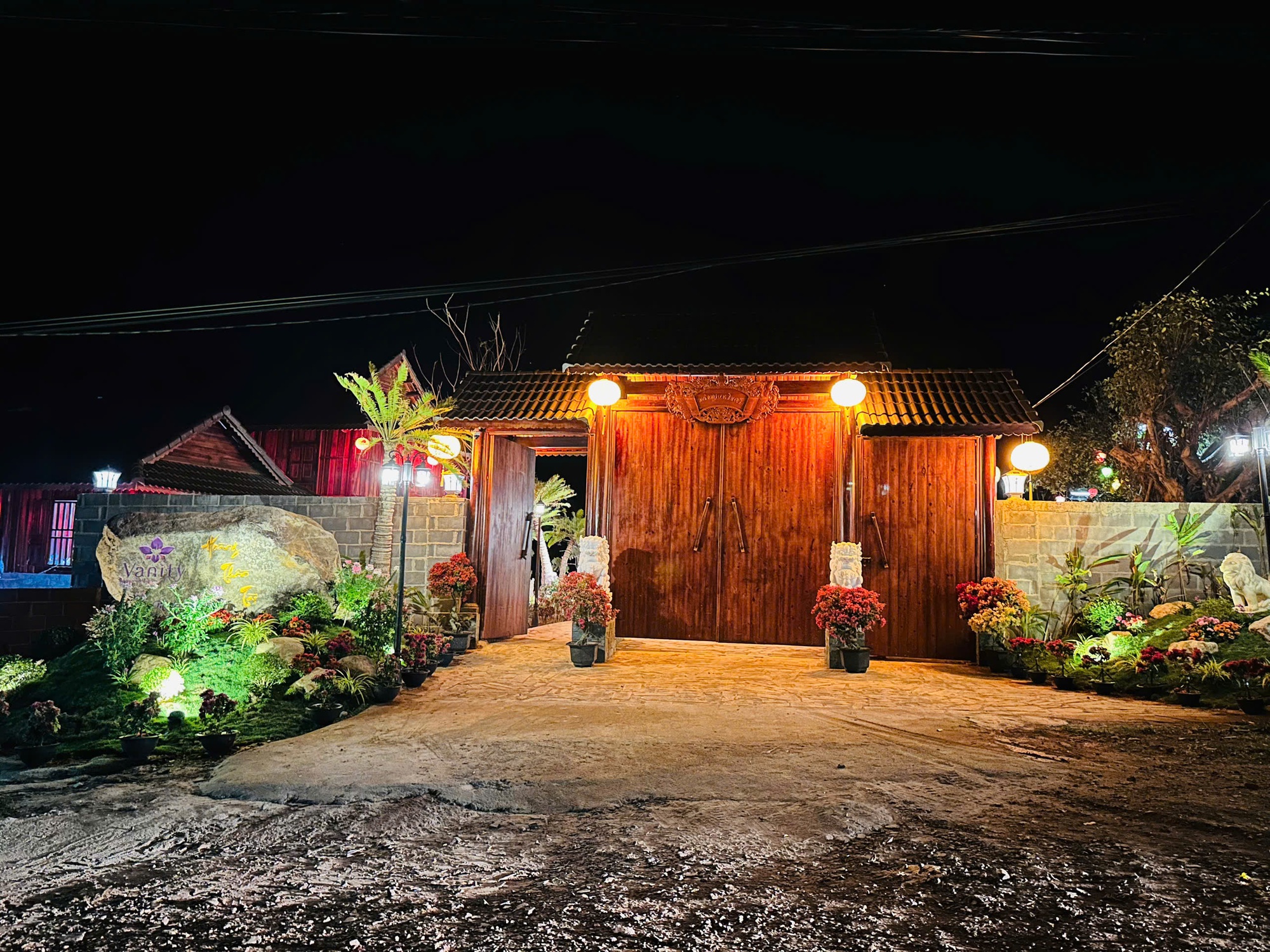 Nam nghệ sĩ đón Tết ở cơ ngơi 10.000 m2, đẹp như khu nghỉ dưỡng, hoa phủ kín nhà- Ảnh 5.