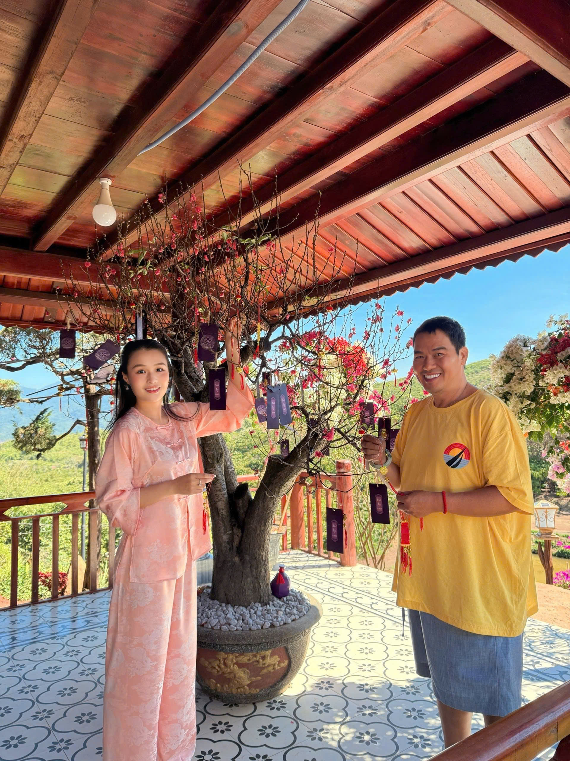 Nam nghệ sĩ đón Tết ở cơ ngơi 10.000 m2, đẹp như khu nghỉ dưỡng, hoa phủ kín nhà- Ảnh 1.