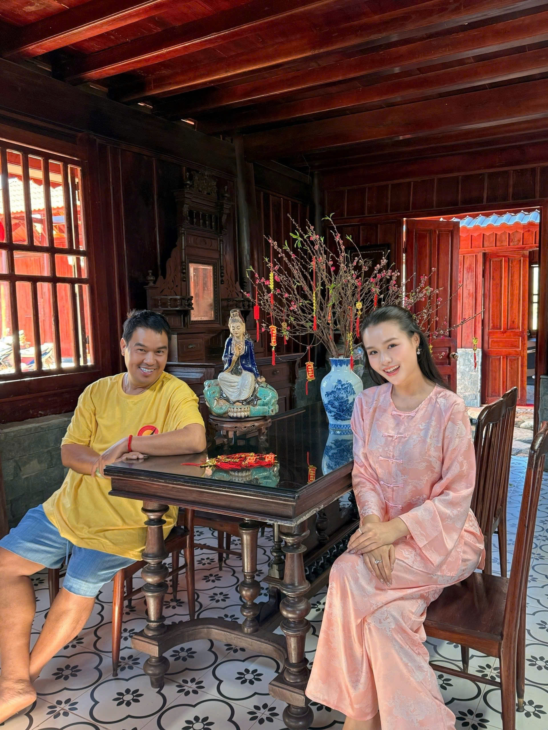 Nam nghệ sĩ đón Tết ở cơ ngơi 10.000 m2, đẹp như khu nghỉ dưỡng, hoa phủ kín nhà- Ảnh 2.