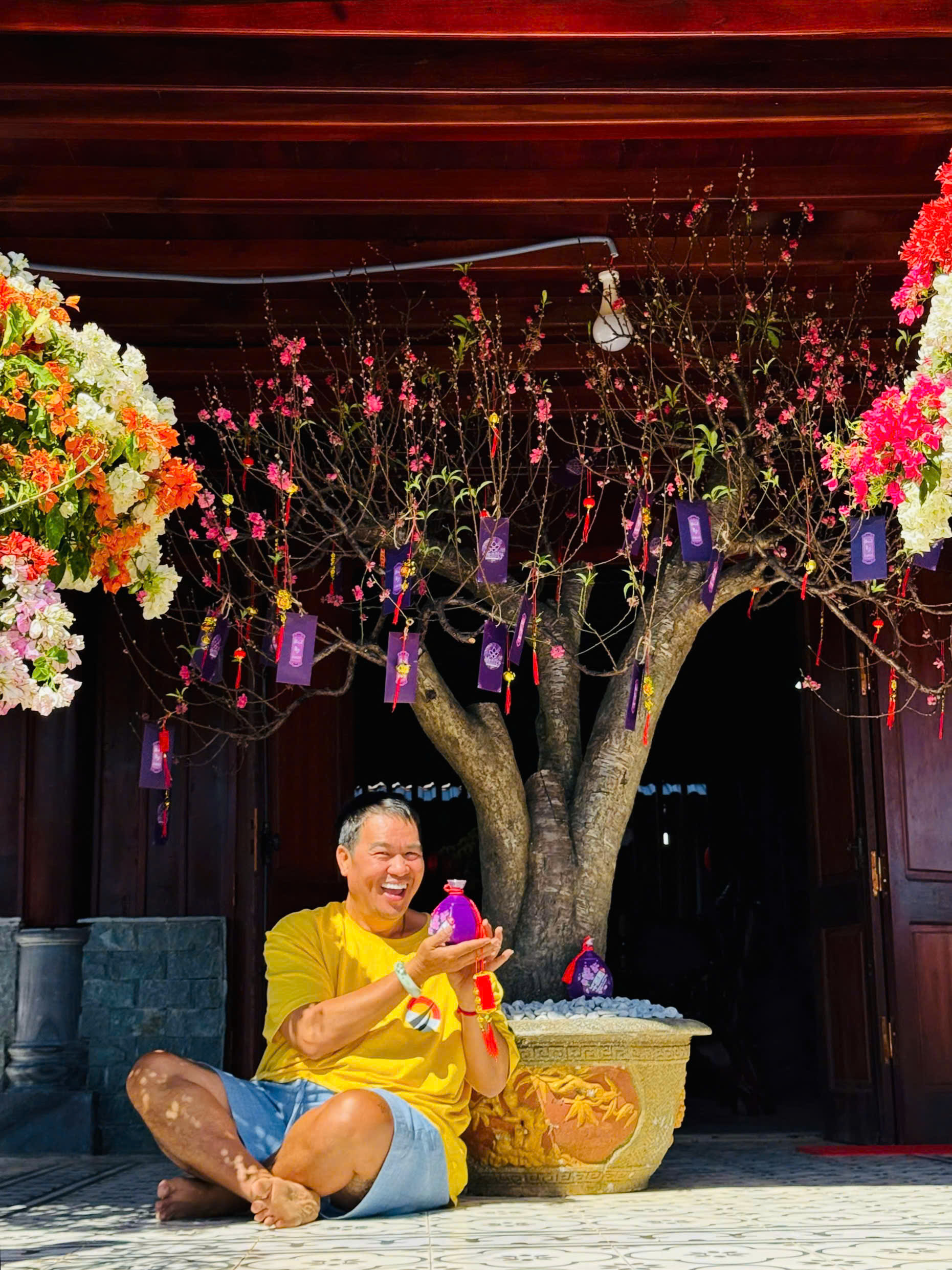 Nam nghệ sĩ đón Tết ở cơ ngơi 10.000 m2, đẹp như khu nghỉ dưỡng, hoa phủ kín nhà- Ảnh 3.