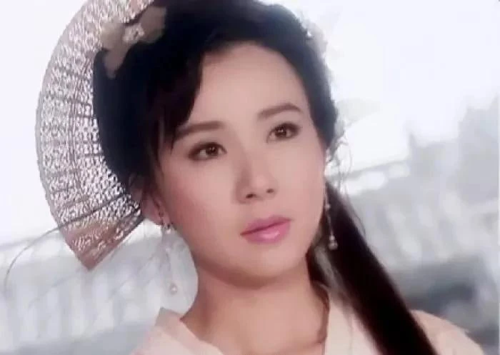 “Đệ nhất mỹ nhân showbiz” từng đánh bại Trang Pháp: Giọng ngọt gợi nhớ cả thanh xuân
