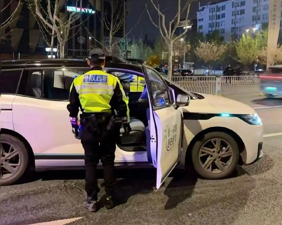 “Mắc kẹt giữa cao tốc”, Taxi không người lái tê liệt, hành khách hoảng loạn suốt 2 giờ