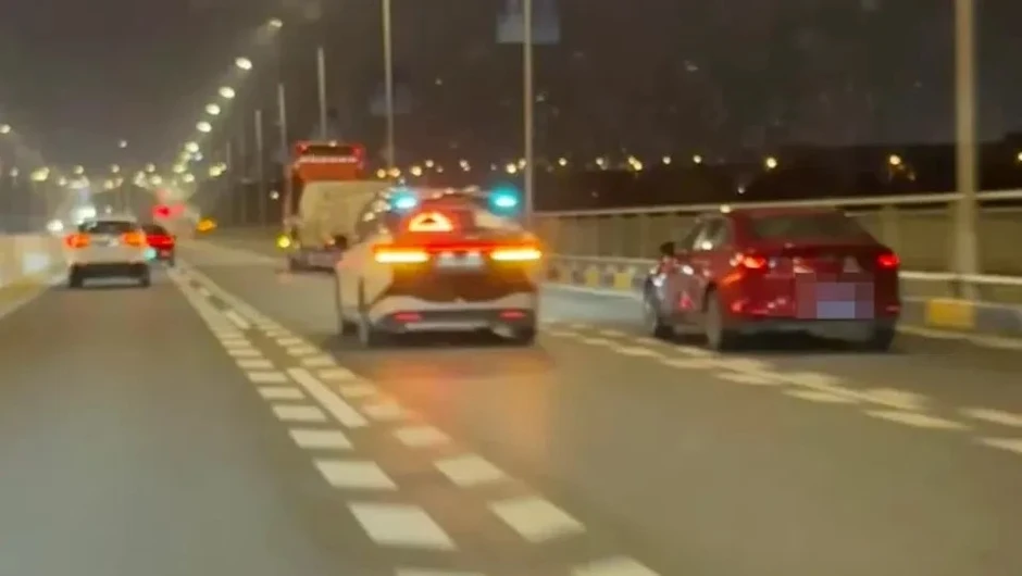 “Mắc kẹt giữa cao tốc”, Taxi không người lái tê liệt, hành khách hoảng loạn suốt 2 giờ