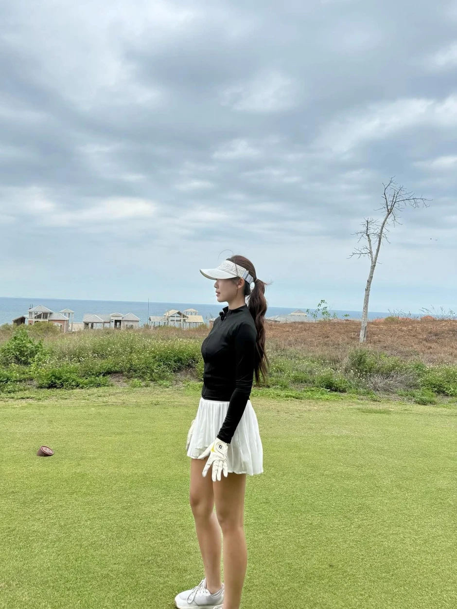 "Bỏ rơi" vợt Pickleball, Nàng Kim đổi "vibe", tuyên bố chi 200 triệu để checkin sân golf