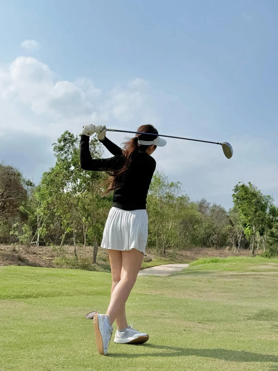 "Bỏ rơi" vợt Pickleball, Nàng Kim đổi "vibe", tuyên bố chi 200 triệu để checkin sân golf