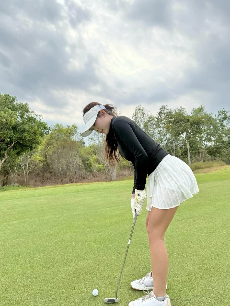 "Bỏ rơi" vợt Pickleball, Nàng Kim đổi "vibe", tuyên bố chi 200 triệu để checkin sân golf