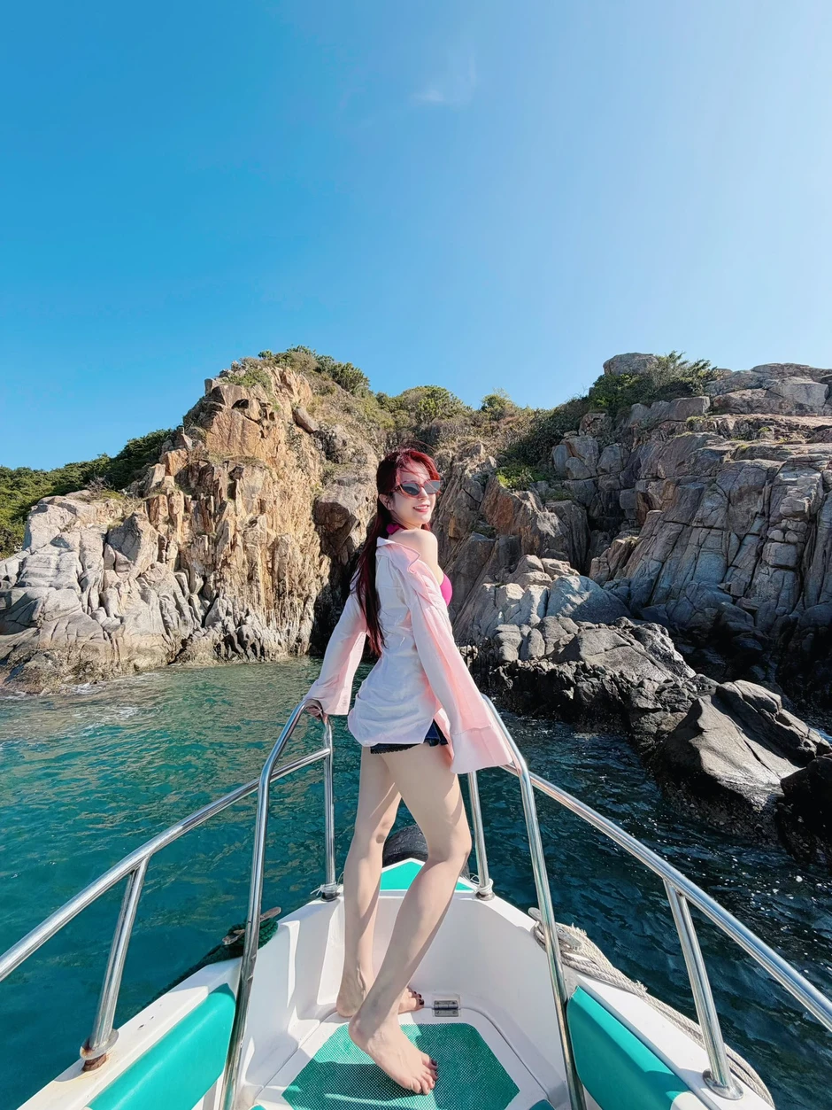 "Bỏng mắt" với vóc dáng U40 đỉnh cao của ca sĩ Diệp Lâm Anh