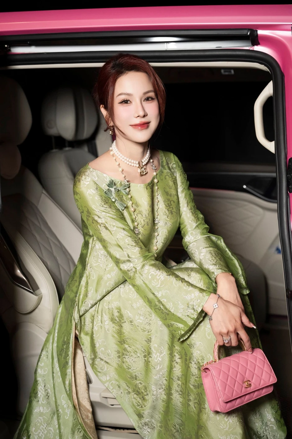 "Bỏng mắt" với vóc dáng U40 đỉnh cao của ca sĩ Diệp Lâm Anh