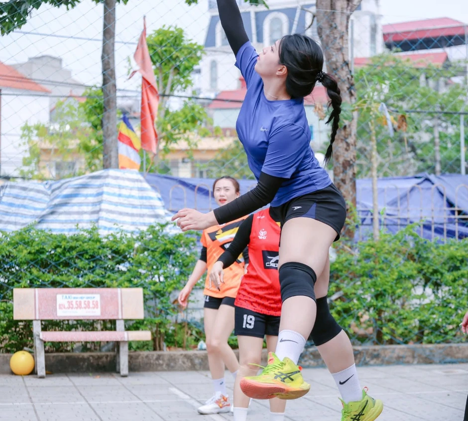 "Chán" đấu vật, Anh Thơ "chuyển kênh" sang bộ môn bóng chuyền, tiếp túc khiến CĐM không thể rời mắt