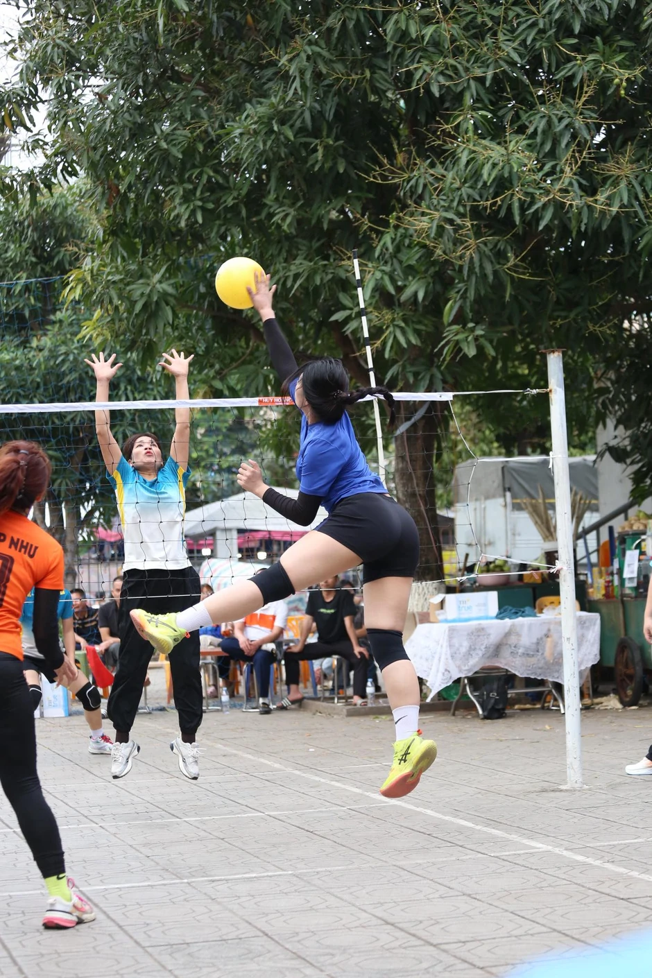 "Chán" đấu vật, Anh Thơ "chuyển kênh" sang bộ môn bóng chuyền, tiếp túc khiến CĐM không thể rời mắt