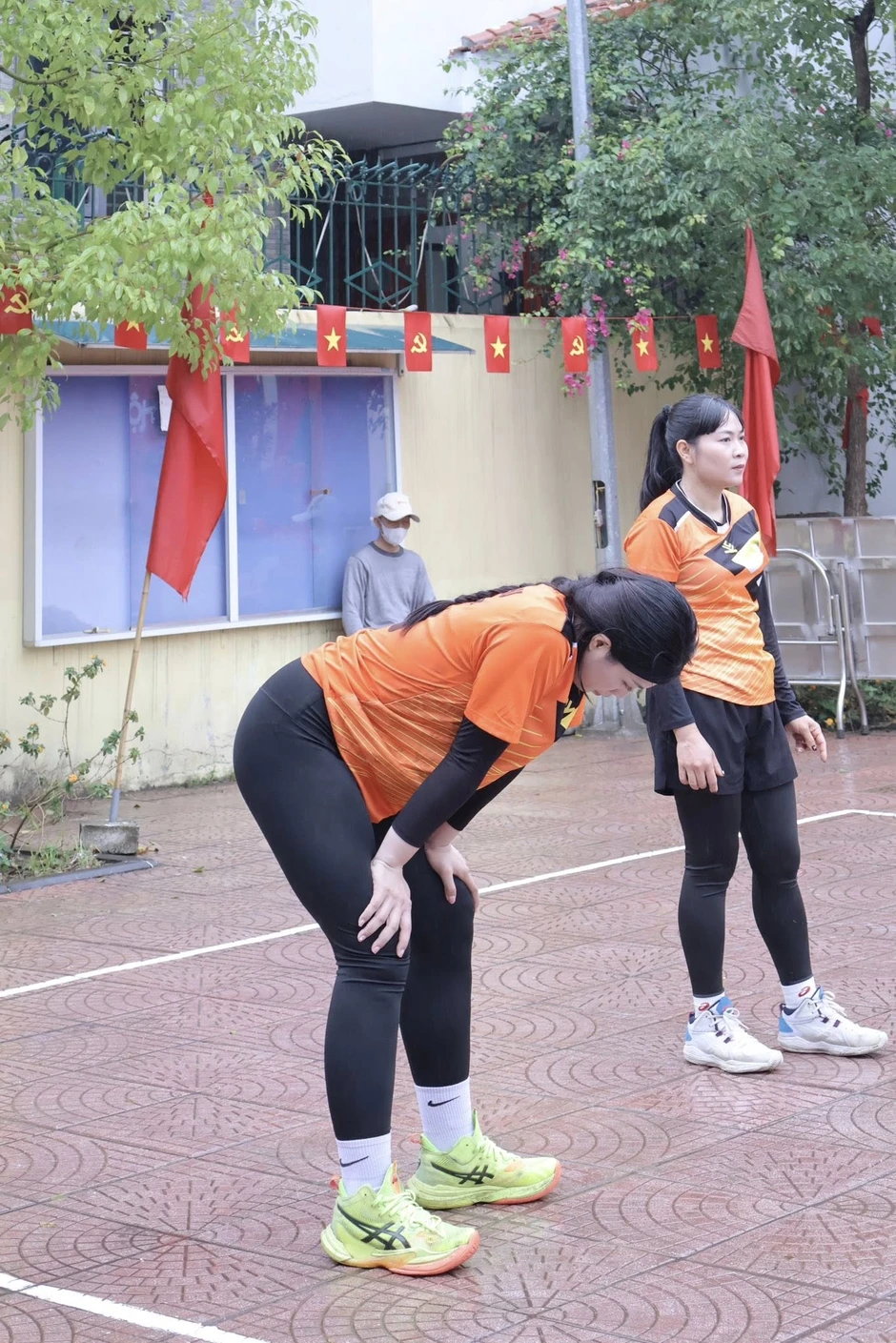 "Chán" đấu vật, Anh Thơ "chuyển kênh" sang bộ môn bóng chuyền, tiếp túc khiến CĐM không thể rời mắt