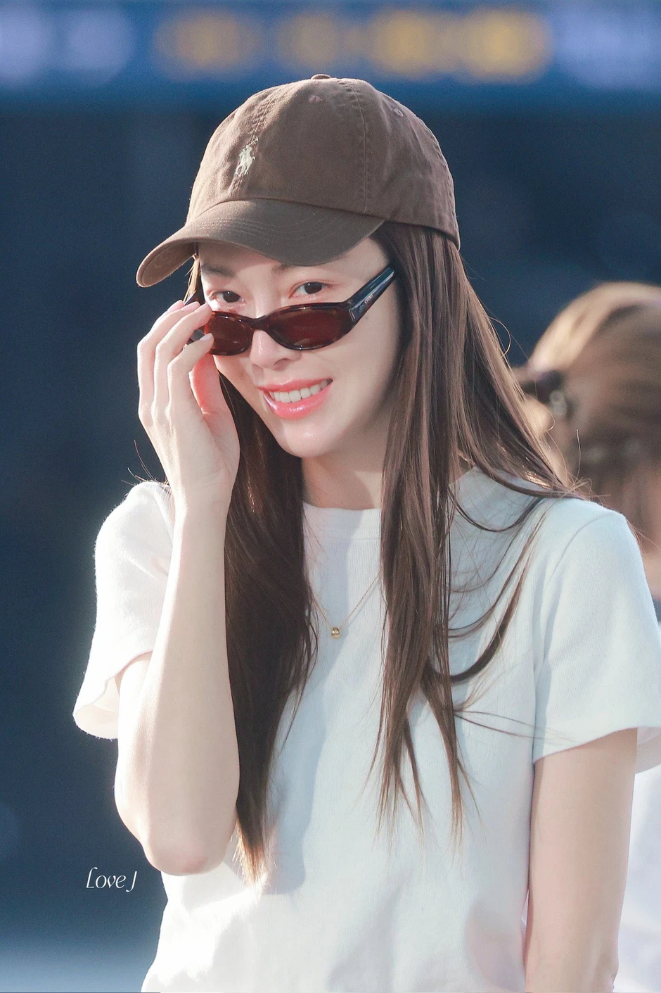 "Công chúa" Jessica Jung (SNSD) đổ bộ Tân Sơn Nhất, khoảnh khắc "check-in" cùng nón lá chiếm spotlight