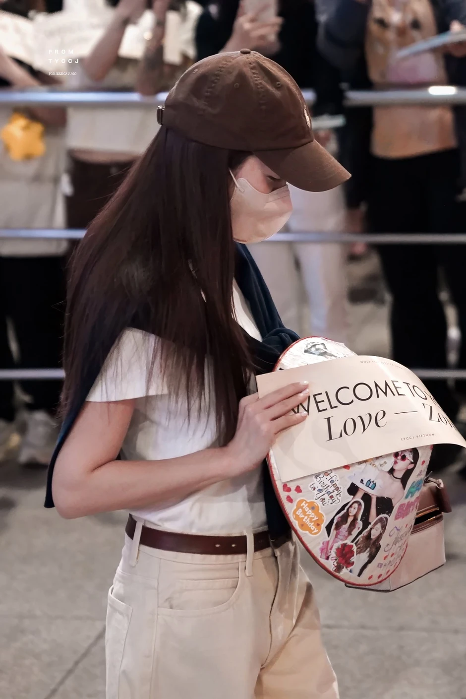 "Công chúa" Jessica Jung (SNSD) đổ bộ Tân Sơn Nhất, khoảnh khắc "check-in" cùng nón lá chiếm spotlight