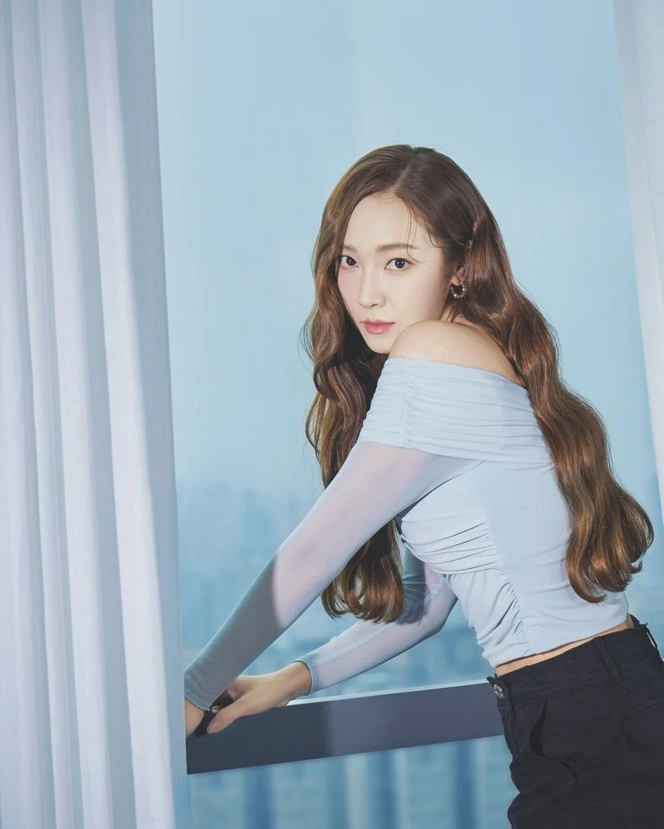"Công chúa" Jessica Jung (SNSD) đổ bộ Tân Sơn Nhất, khoảnh khắc "check-in" cùng nón lá chiếm spotlight