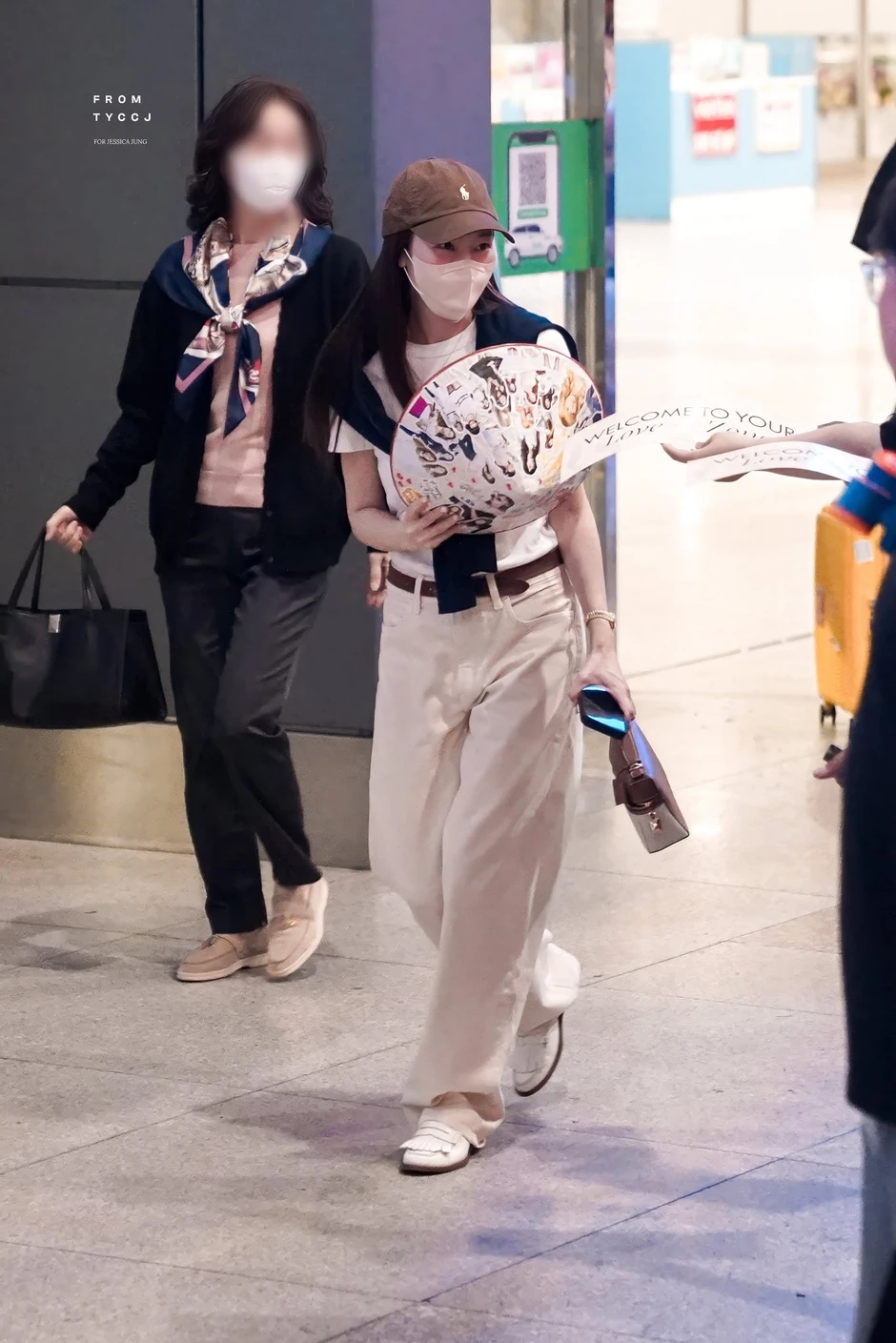"Công chúa" Jessica Jung (SNSD) đổ bộ Tân Sơn Nhất, khoảnh khắc "check-in" cùng nón lá chiếm spotlight