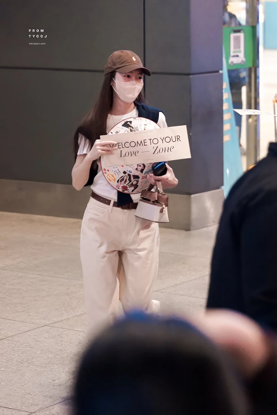 "Công chúa" Jessica Jung (SNSD) đổ bộ Tân Sơn Nhất, khoảnh khắc "check-in" cùng nón lá chiếm spotlight