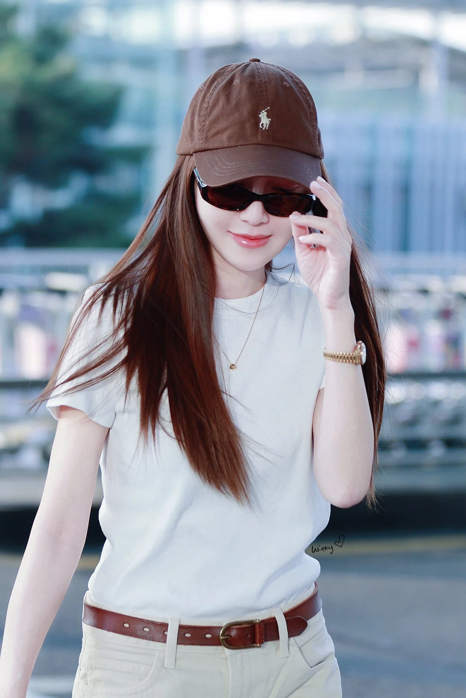 "Công chúa" Jessica Jung (SNSD) đổ bộ Tân Sơn Nhất, khoảnh khắc "check-in" cùng nón lá chiếm spotlight