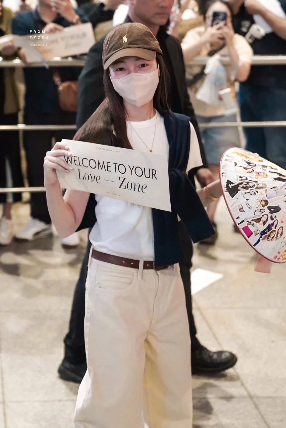 "Công chúa" Jessica Jung (SNSD) đổ bộ Tân Sơn Nhất, khoảnh khắc "check-in" cùng nón lá chiếm spotlight