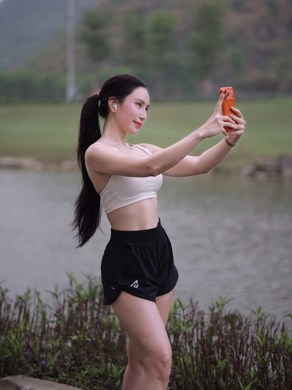 "Đổi cảnh" để chạy bộ, hot girl "bạn thân" Lê Bống tiếp tục gây thương nhớ với vóc dáng quá ấn tượng