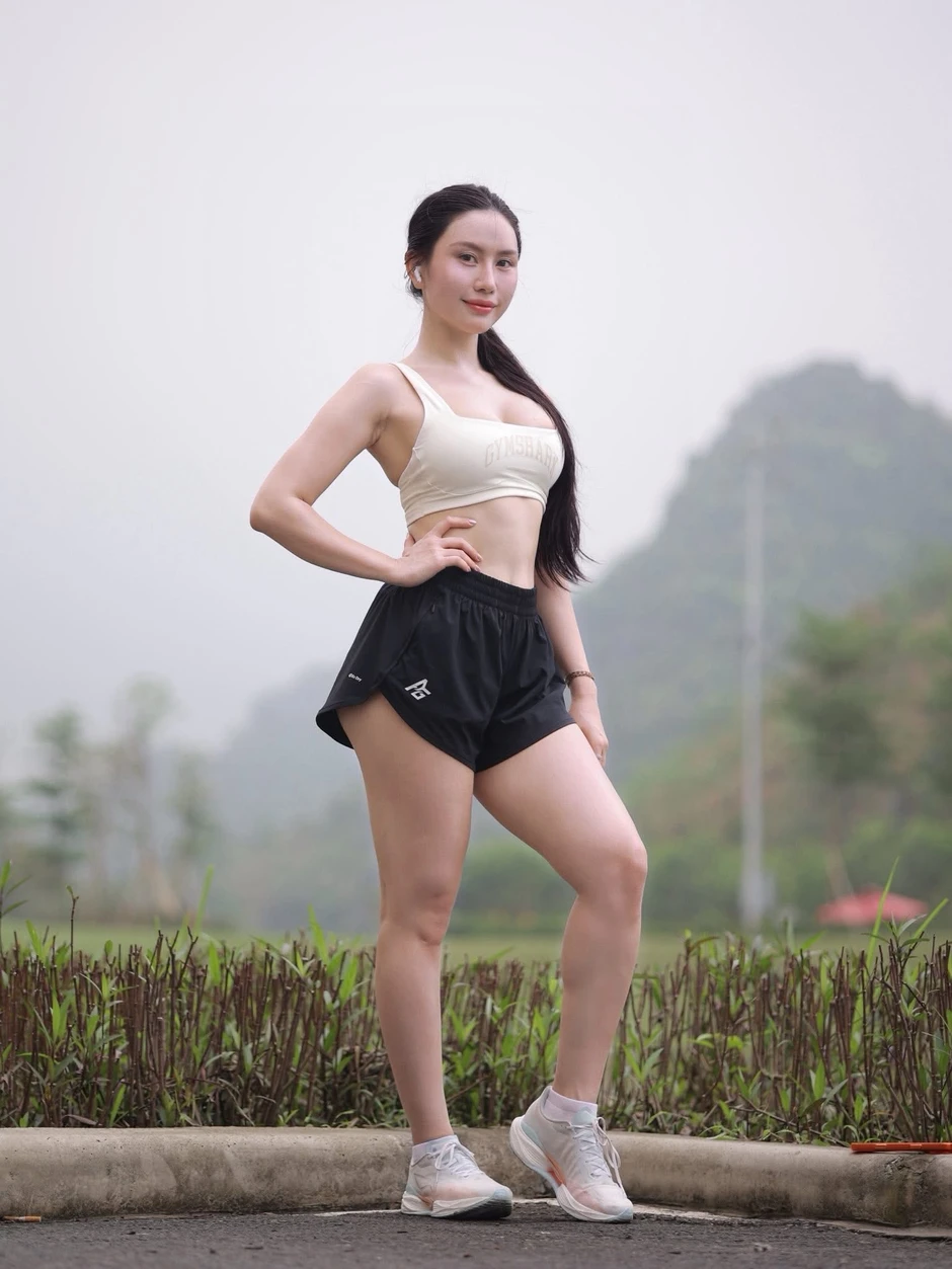 "Đổi cảnh" để chạy bộ, hot girl "bạn thân" Lê Bống tiếp tục gây thương nhớ với vóc dáng quá ấn tượng