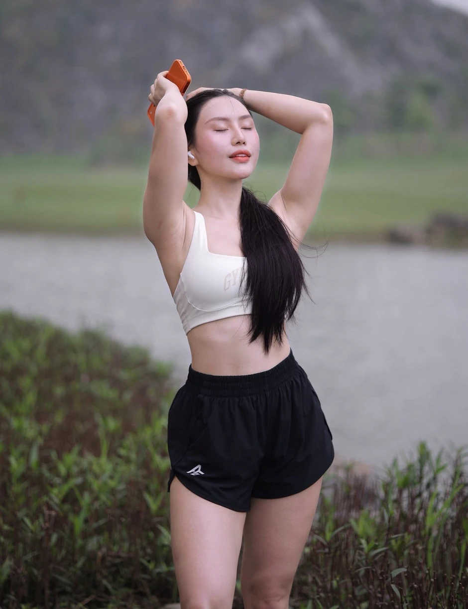 "Đổi cảnh" để chạy bộ, hot girl "bạn thân" Lê Bống tiếp tục gây thương nhớ với vóc dáng quá ấn tượng