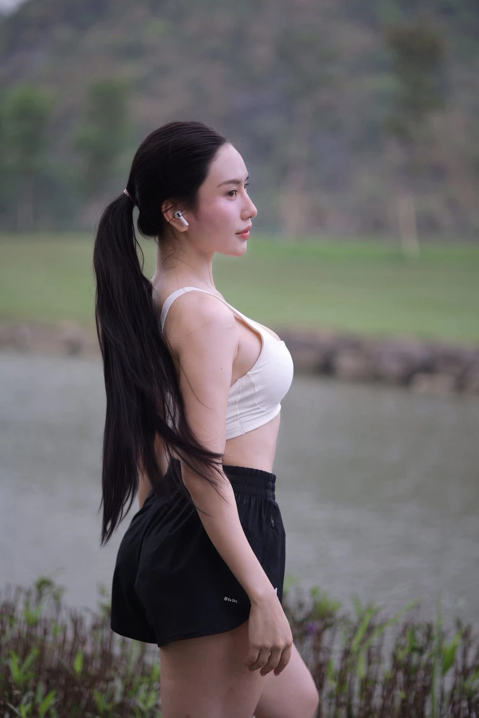 "Đổi cảnh" để chạy bộ, hot girl "bạn thân" Lê Bống tiếp tục gây thương nhớ với vóc dáng quá ấn tượng