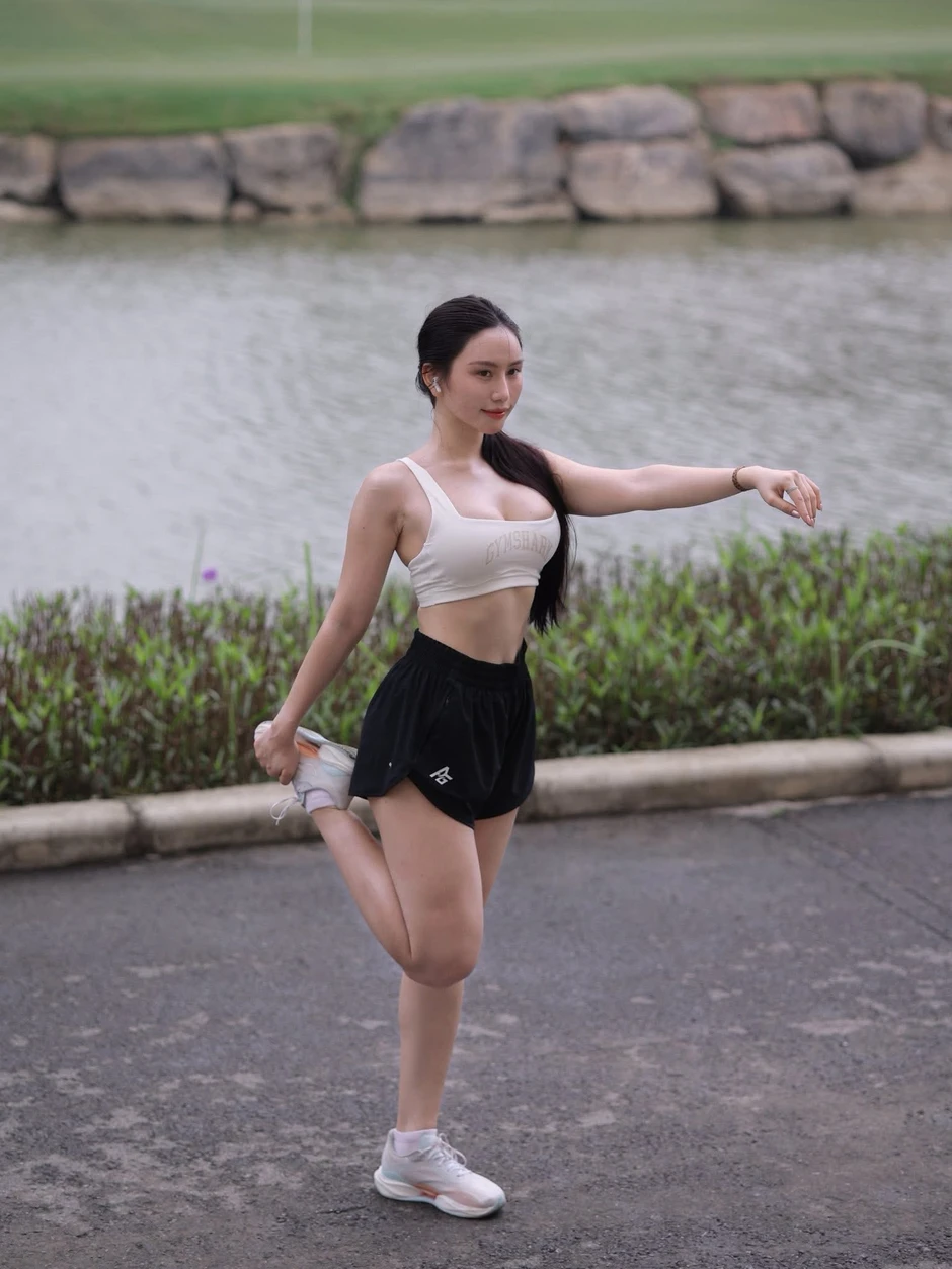 "Đổi cảnh" để chạy bộ, hot girl "bạn thân" Lê Bống tiếp tục gây thương nhớ với vóc dáng quá ấn tượng