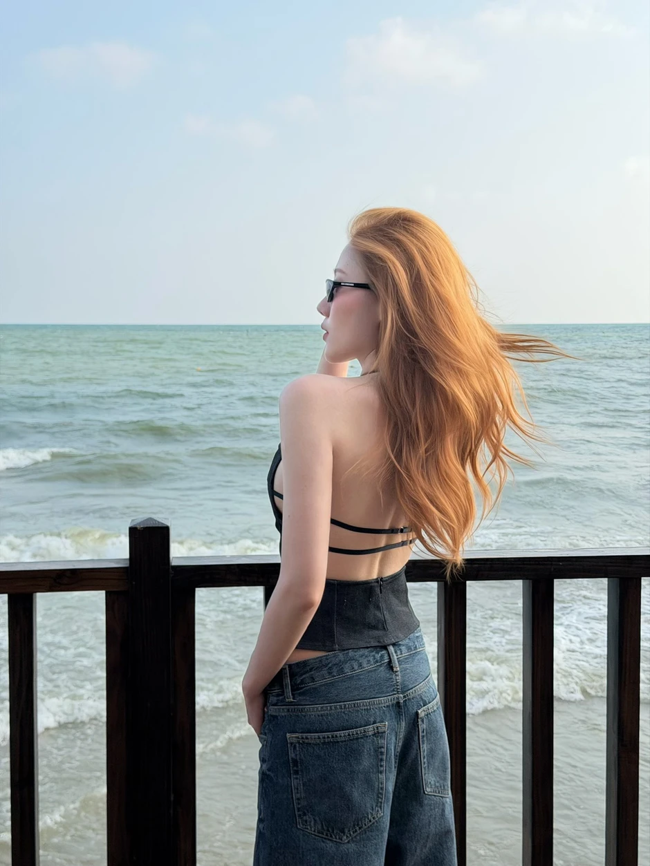 "Em gái Trấn Thành" khoe lưng trần quyến rũ tại Phan Thiết, body "vòng nào ra vòng nấy"