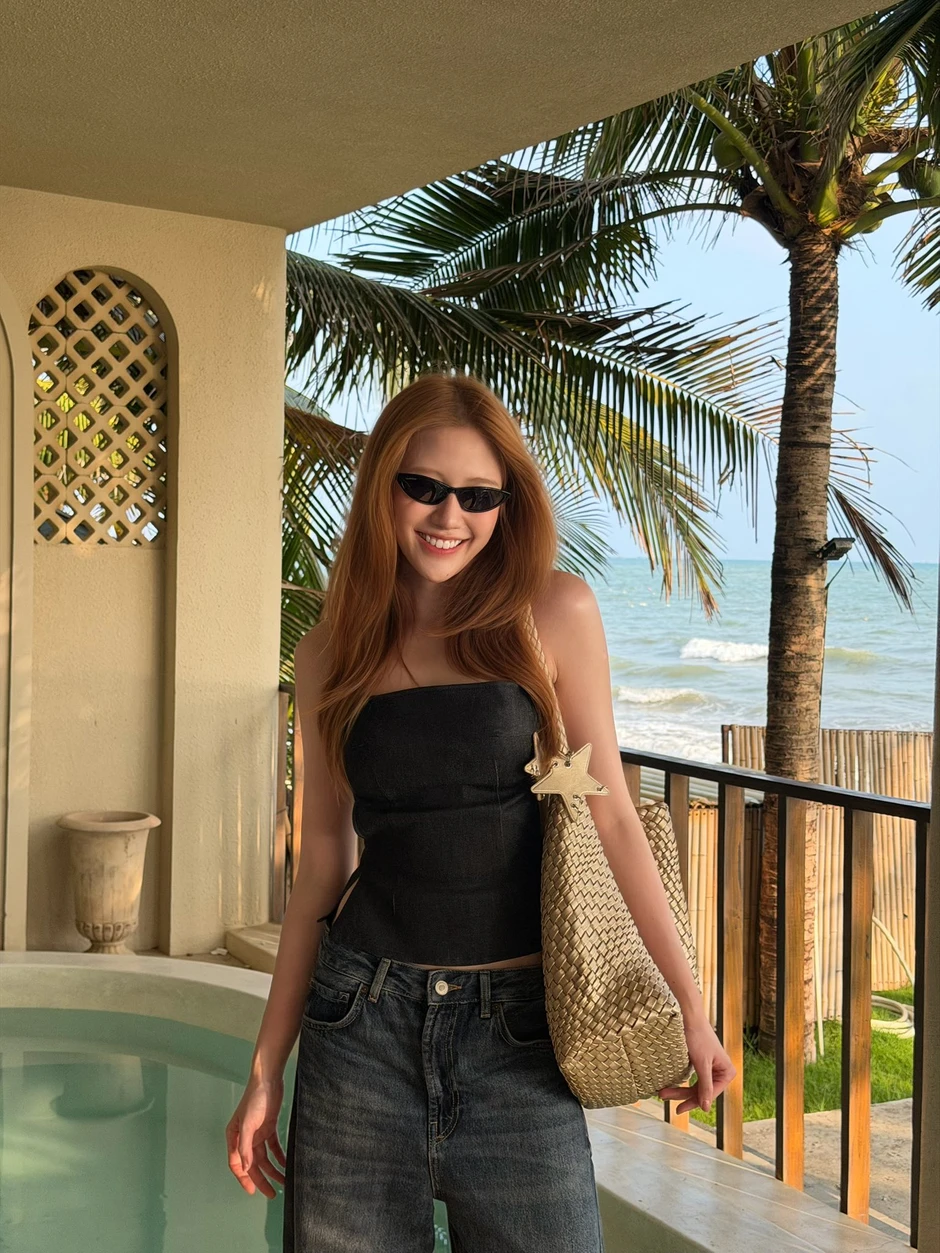 "Em gái Trấn Thành" khoe lưng trần quyến rũ tại Phan Thiết, body "vòng nào ra vòng nấy"