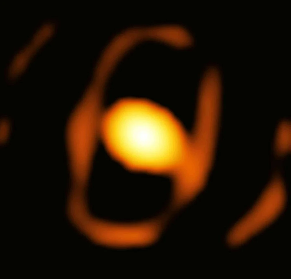 "Gã khổng lồ vàng" xuất hiện trên bầu trời Trái Đất, sắp nổ