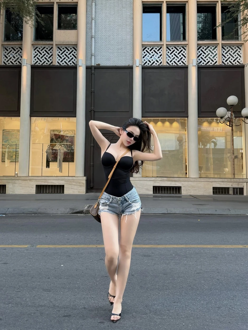 "Nháy vội" vài tấm hình khi dạo phố, hot girl chứng minh sức mạnh của một body hoàn hảo "Nháy vội" vài tấm hình khi dạo phố, hot girl chứng minh sức mạnh của một body hoàn hảo