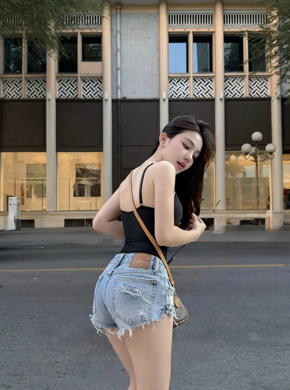 "Nháy vội" vài tấm hình khi dạo phố, hot girl chứng minh sức mạnh của một body hoàn hảo "Nháy vội" vài tấm hình khi dạo phố, hot girl chứng minh sức mạnh của một body hoàn hảo