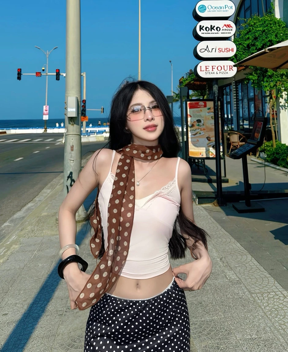 "Thánh check-in" cà phê gây sốt khi thả dáng phố biển