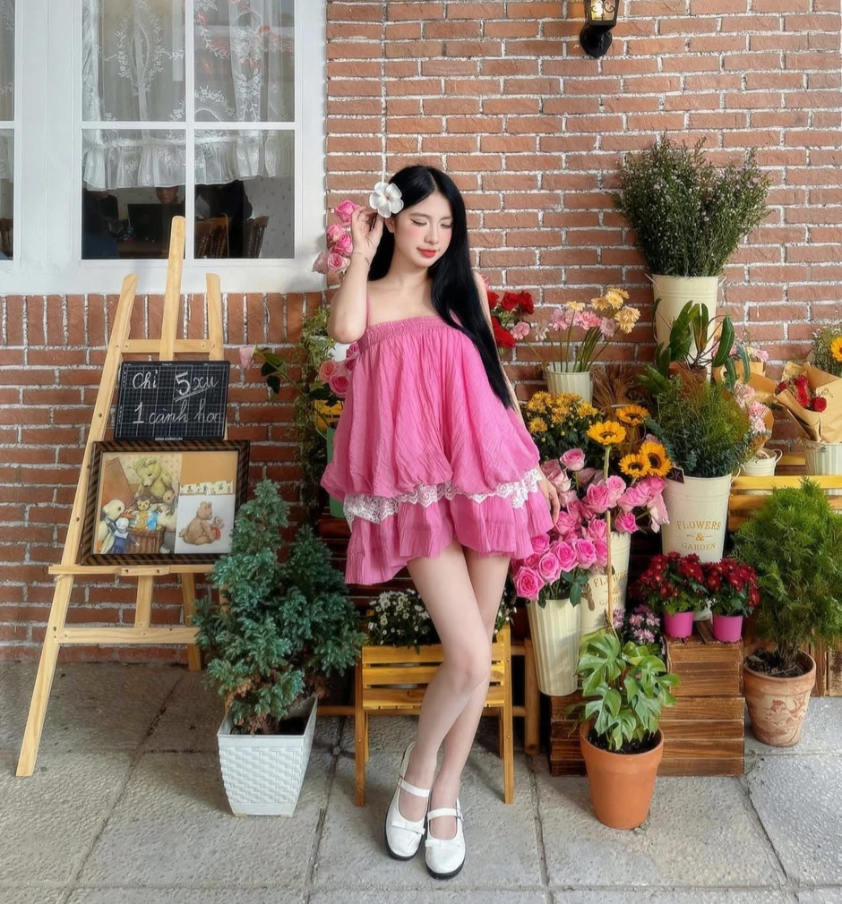 "Thánh check-in" cà phê gây sốt khi thả dáng phố biển