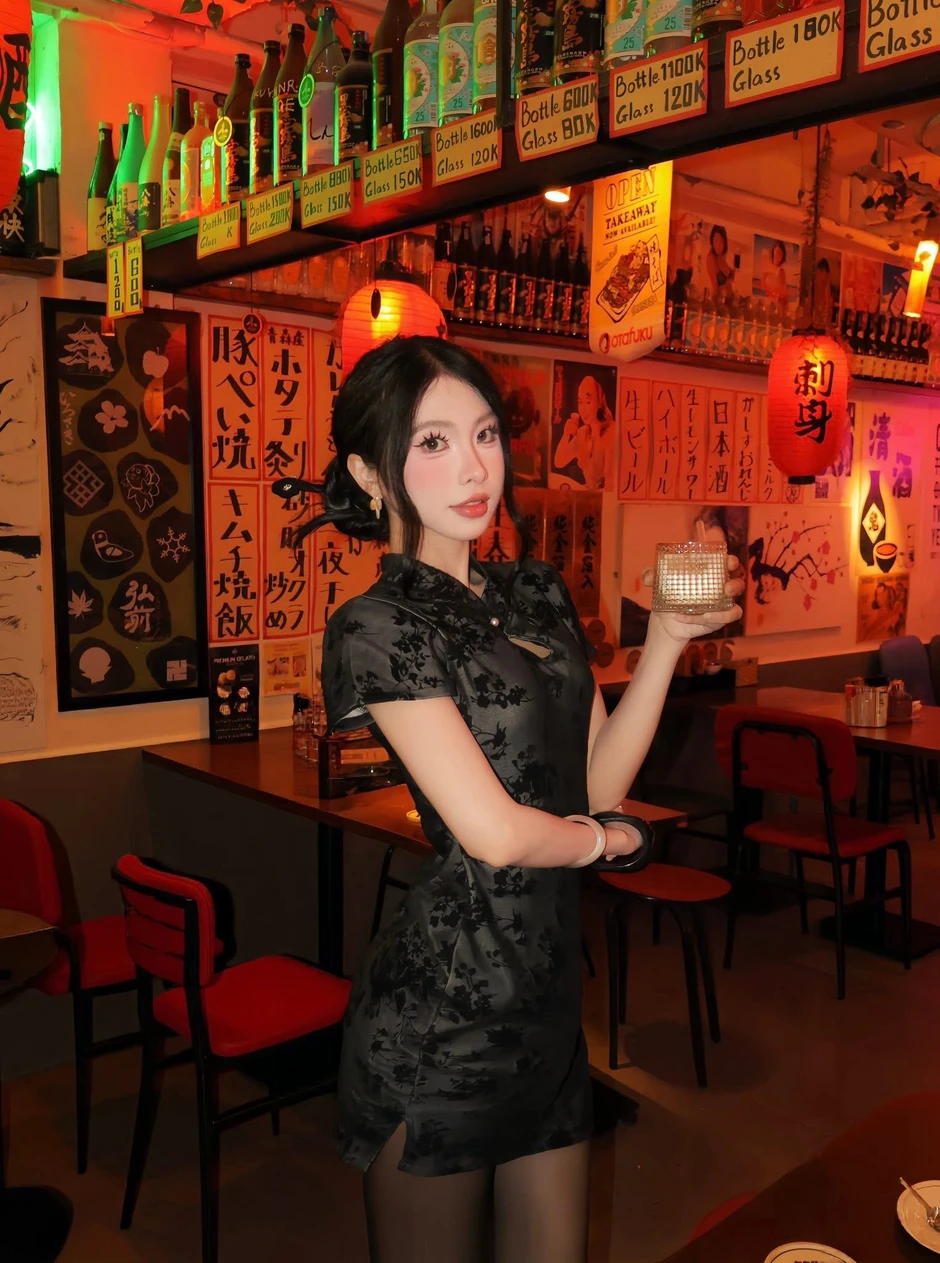 "Thánh check-in" cà phê gây sốt khi thả dáng phố biển