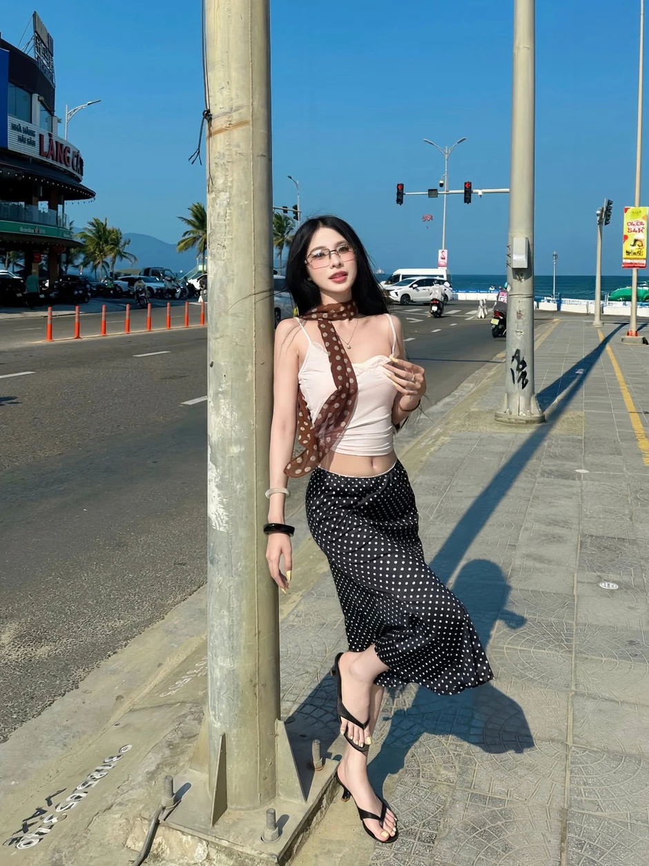 "Thánh check-in" cà phê gây sốt khi thả dáng phố biển