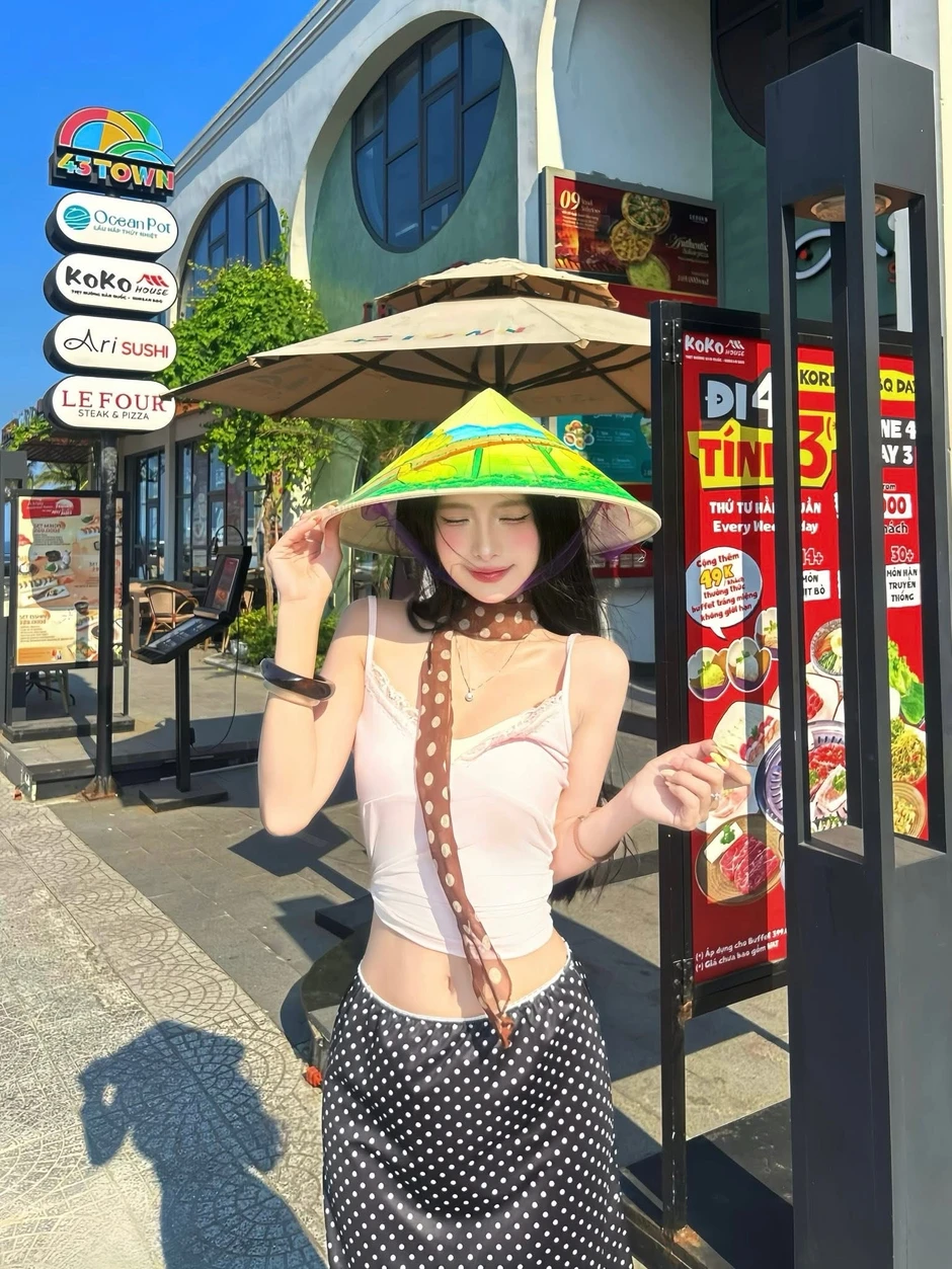 "Thánh check-in" cà phê gây sốt khi thả dáng phố biển