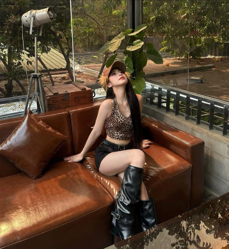 "Thánh check-in" cà phê gây sốt khi thả dáng phố biển