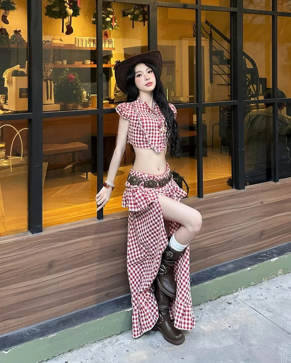 "Thánh check-in" cà phê gây sốt khi thả dáng phố biển