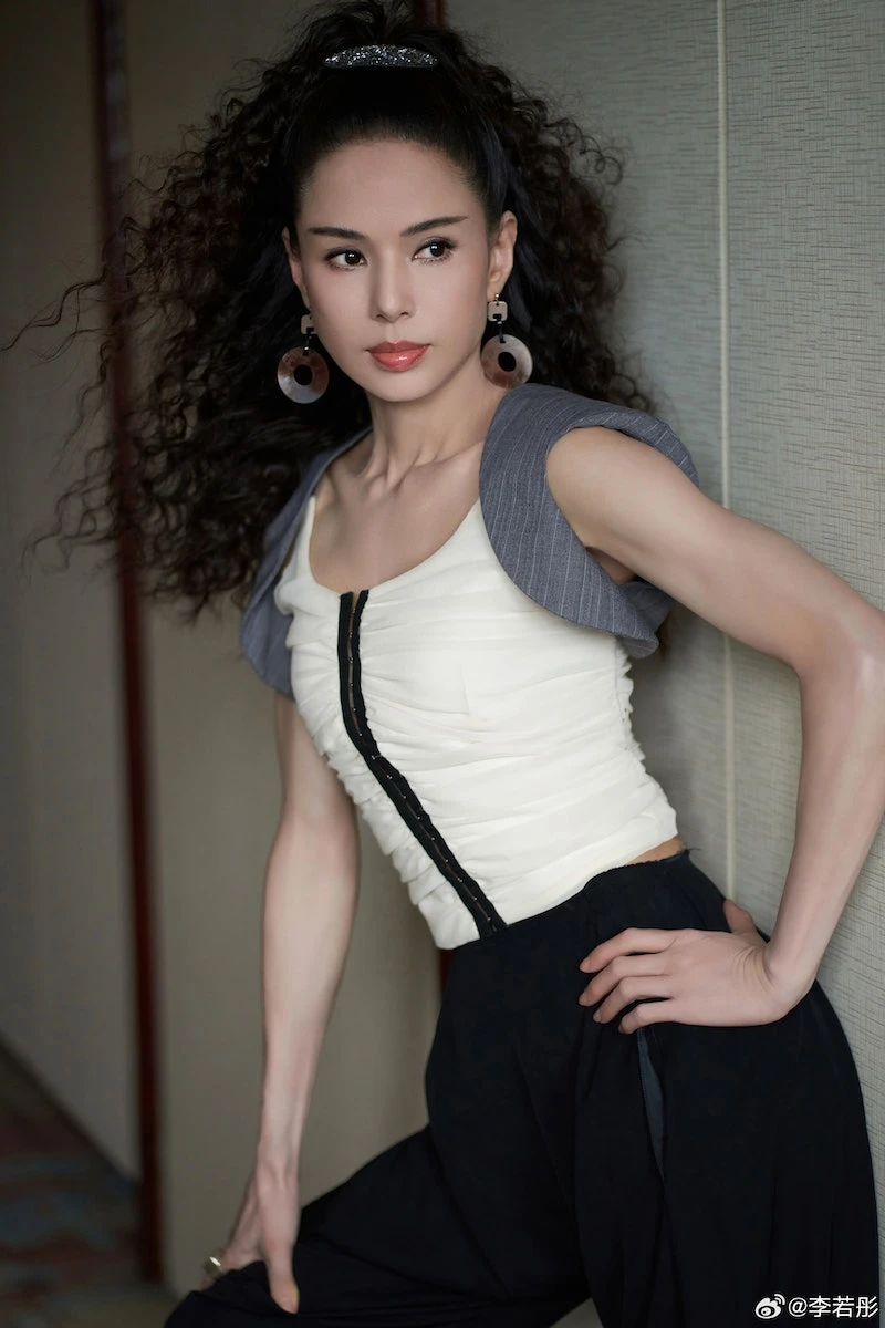 "Tiểu Long Nữ" Lý Nhược Đồng xin lỗi vì bê bối quảng cáo