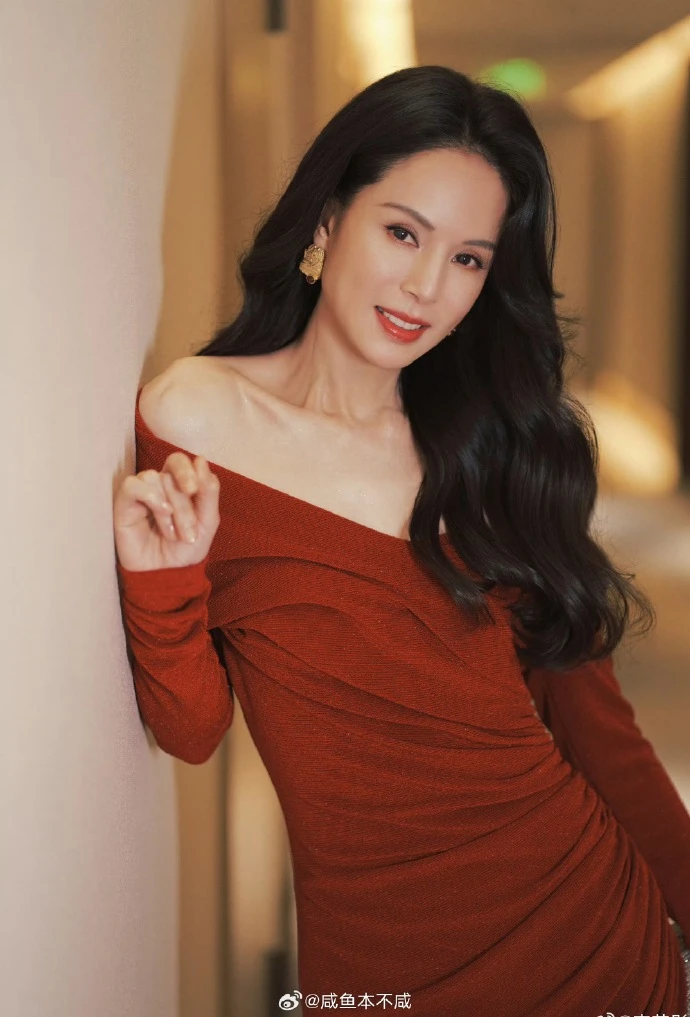 "Tiểu Long Nữ" Lý Nhược Đồng xin lỗi vì bê bối quảng cáo