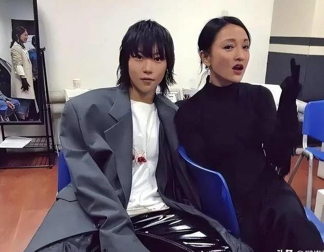 "Tóm dính" 1 Chị Đẹp 9X và con gái Diva hàng đầu showbiz hẹn hò, tình cảm đến mức ăn chung 1 tô phở!