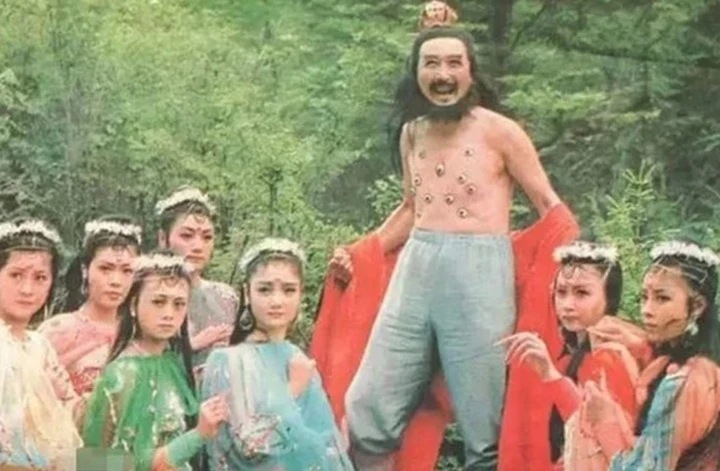 "Yêu quái trăm mắt" trong Tây du ký: Là phó chủ nhiệm đoàn phim, học vấn đáng nể "Yêu quái trăm mắt" trong Tây du ký: Là phó chủ nhiệm đoàn phim, học vấn đáng nể