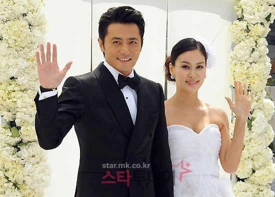 1 sao nam bị lộ 700 tin nhắn thác loạn rúng động showbiz, vợ mỹ nhân vội đưa con chạy sang Mỹ "lánh bão"