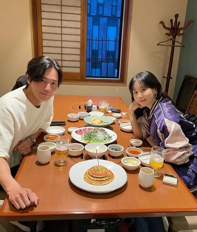 1 sao nam bị lộ 700 tin nhắn thác loạn rúng động showbiz, vợ mỹ nhân vội đưa con chạy sang Mỹ "lánh bão"