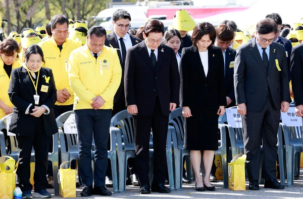 12 năm, thảm kịch chìm phà Sewol vẫn chưa kết thúc: “Xin hãy nhớ đến những đứa trẻ xinh đẹp vẫn đang ở lại nơi đây” 12 năm, thảm kịch chìm phà Sewol vẫn chưa kết thúc: “Xin hãy nhớ đến những đứa trẻ xinh đẹp vẫn đang ở lại nơi đây”