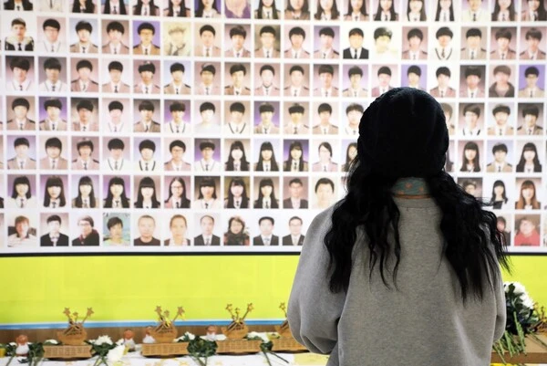 12 năm, thảm kịch chìm phà Sewol vẫn chưa kết thúc: “Xin hãy nhớ đến những đứa trẻ xinh đẹp vẫn đang ở lại nơi đây” 12 năm, thảm kịch chìm phà Sewol vẫn chưa kết thúc: “Xin hãy nhớ đến những đứa trẻ xinh đẹp vẫn đang ở lại nơi đây”