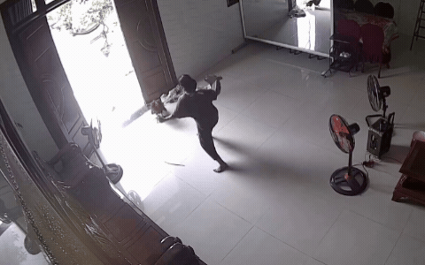 43 triệu người "nín thở" vì 1 chuyện diễn ra trong nhà Lê Dương Bảo Lâm, hàng xóm phải kéo đến xem hiện trường