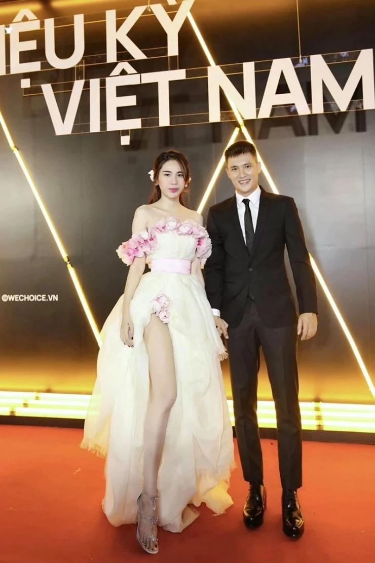 5 cặp nghệ sĩ - cầu thủ Việt: Người hạnh phúc viên mãn, kẻ tan vỡ 5 cặp nghệ sĩ - cầu thủ Việt: Người hạnh phúc viên mãn, kẻ tan vỡ