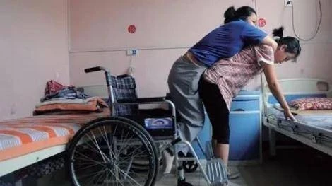 5 tuổi bị đem cho, 8 tuổi gánh cả gia đình, cô bé kiên trì cõng mẹ nuôi bại liệt đi học mỗi ngày